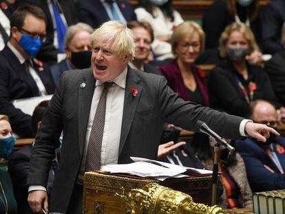 Boris Johnson defiende este miércoles en la Cámara de los Comunes la enmienda para retirar la condena de corrupción al diputado conservador Owen Paterson.