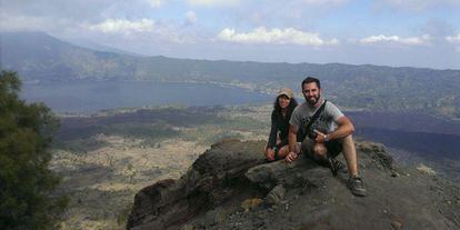 Rafael Mart&iacute;nez y Maria Pallol, en una fotograf&iacute;a tomada durante su viaje por Indonesia.