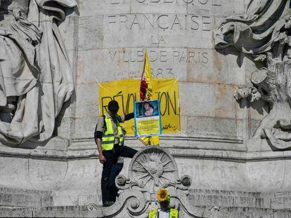 Un manifestante muestra, en una reciente protesta en París, una imagen de los protagonistas de 'El jorobado de Notre Dame' de Disney con el texto: “Quasimodo y Esmeralda ya no tienen donde vivir. En Francia hay ocho millones de 'quasimodos' y 'esmeraldas' sin catedral”.