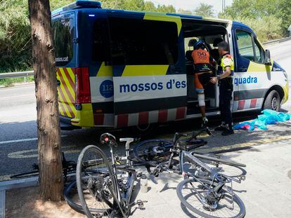 Un coche ha embestido a un grupo de 9 ciclistas en la C-243c, a la altura de Castellbisbal (Barcelona) en 2022. EFE/Alejandro García