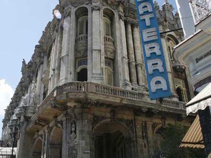 Fachada del hotel Inglaterra en La Habana en 2006.