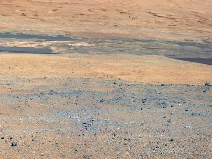 Fotograf&iacute;a del paisaje en Marte tomada por el Curiosity.