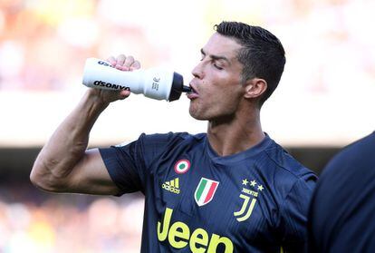 Cristiano bebe agua durante su primer partido con la Juve que ha empezado el campeonato en el campo del Chievo. 