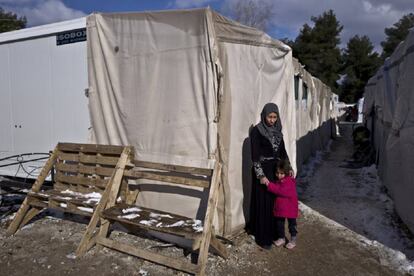Rania Askar, de Deir el-Zour (Siria), posa con su hija de cuatro años, Maya, frente a su refugio en el campamento de Ritsona (Grecia).