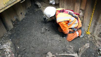 Un arqueólogo trabajaba ayer en un yacimiento encontrado en la sala de venta de billetes de Broadgate cerca de Liverpool Street, este de Londres