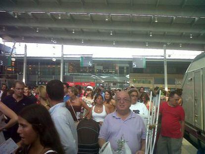 Pasajeros del AVE esperan en las vías de la Estación María Zambrano de Málaga.