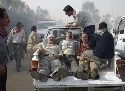 Varios refugiados iraníes heridos son trasladados después de los enfrentamientos con miembros de la policía iraquí