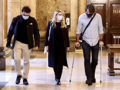 Los negociadores de Junts per Catalunya, Elsa Artadi, Josep Rius (izquierda) y Francesc de Dalmases, este martes en el Parlament.