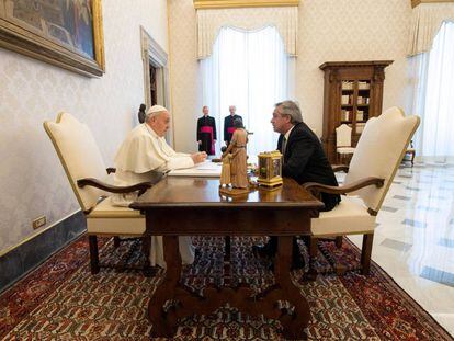 El papa Francisco con el presidente argentino, Alberto Fernández. 