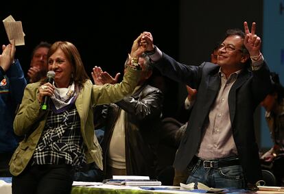 Gustavo Petro y Ángela María Robledo durante un mitin de campaña en Bogotá, Colombia, en junio de 2018.