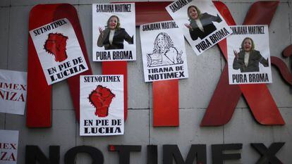 Pancartas de protesta contra Sanjuana Martínez, directora de Notimex, en la sede de la agencia en Ciudad de México.