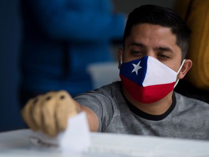 Un hombre vota el día del plebiscito constitucional en el Estado Nacional en Santiago de Chile.