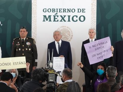 Una comitiva encabezada por el presidente Andrés Manuel López Obrador durante la ceremonia de apertura de instalaciones y archivos militares a la comisión que investiga la Guerra Sucia, el 22 de junio de 2022, en Ciudad de México.