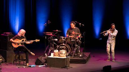 De izquierda a derecha, Carles Benavent, Tino Di Geraldo y Jorge Pardo, durante el concierto.