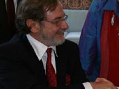 El consejero delegado del Grupo Prisa Juan Luis Cebrián en la firma del acuerdo con IBN