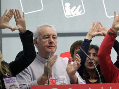 El l&iacute;der de IU, Cayo Lara, junto a un grupo de mujeres que protestan contra la reforma de la ley del aborto, durante el Consejo Pol&iacute;tico Federal. 