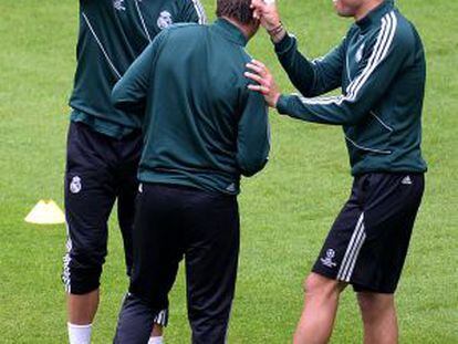 Cristiano, Coentrão y Pepe bromean en el entrenamiento de ayer en Dortmund.