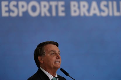 El presidente de Brasil, Jair Bolsonaro, confirma que su país será sede de la Copa América 2021, durante una ceremonia del banco estatal este martes.