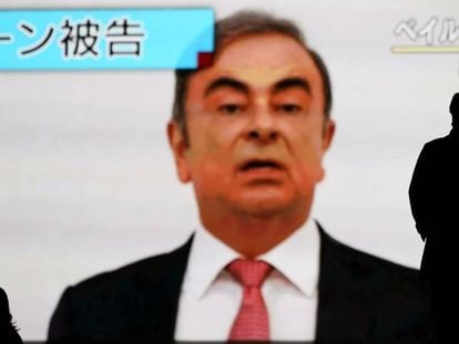 Retransmisión en una calle de Tokio de la comparecencia de Carlos Ghosn del pasado miércoles en Beirut (Líbano). En vídeo, sus declaraciones.