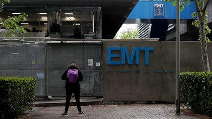 Una persona ante las oficinas centrales de la EMT, en Madrid.