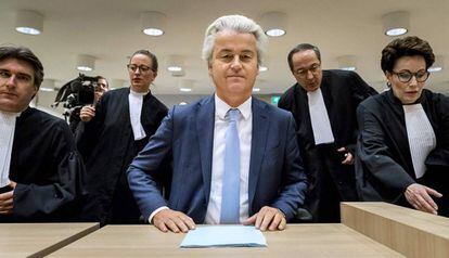 El pol&iacute;tico holand&eacute;s Geert Wilders (C), en el &uacute;ltimo d&iacute;a de juicio, el 23 de noviembre. 