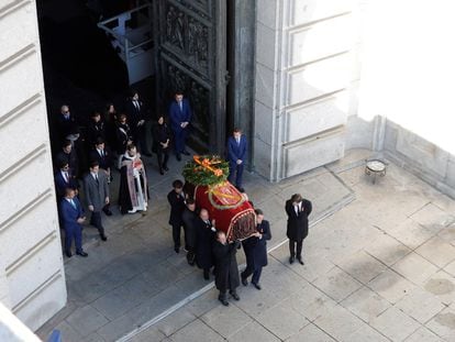 Los familiares de Franco portan el féretro con los restos mortales del dictador tras su exhumación en la basílica del Valle de los Caídos, en octubre de 2019.