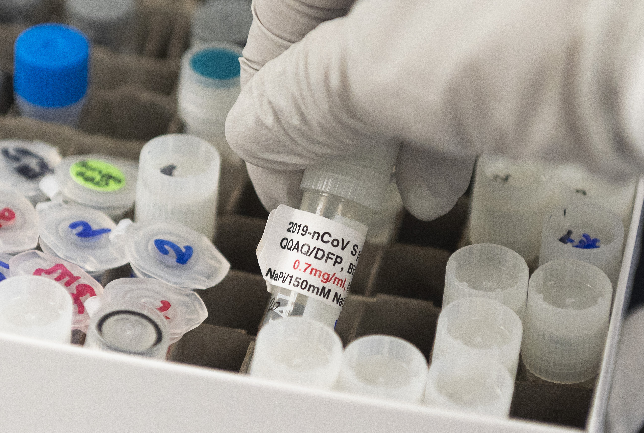 Una doctora enseña una prueba de vacuna contra la covid-19.