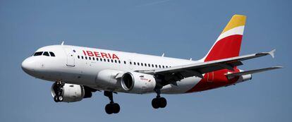 Un avión de Iberia en vuelo.