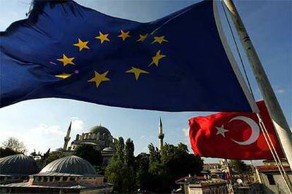 Las banderas de la Unión Europea y Turquía ondean en el Gran Bazar de Estambul.