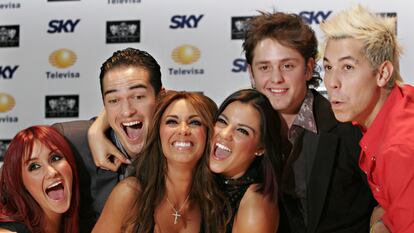 De izquierda a derecha: Dulce María, Alfonso Herrera, Anahí, Maite Perroni, Christopher von Uckermann y Christian Chávez, durante una conferencia de prensa en Ciudad de México, el 12 de marzo de 2007.