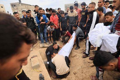 Un grupo de personas asistían al funeral de los miembros de las familias Qudaih y Alshrafi, muertos en ataques nocturnos en el sur de la franja de Gaza, este lunes en Jan Yunis. 