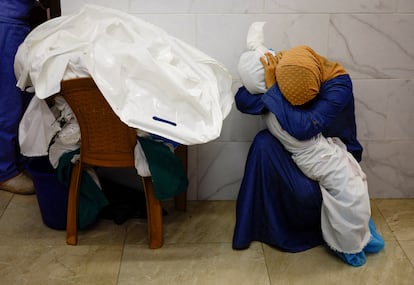 Una mujer palestina abraza el cuerpo de su sobrina de 5 años, muerta en un bombardeo israelí en el hospital Nasser, en la franja de Gaza, el 17 de octubre de 2023.