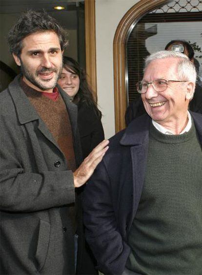 El fotógrafo José Cendón con su padre, ayer, en Santiago.