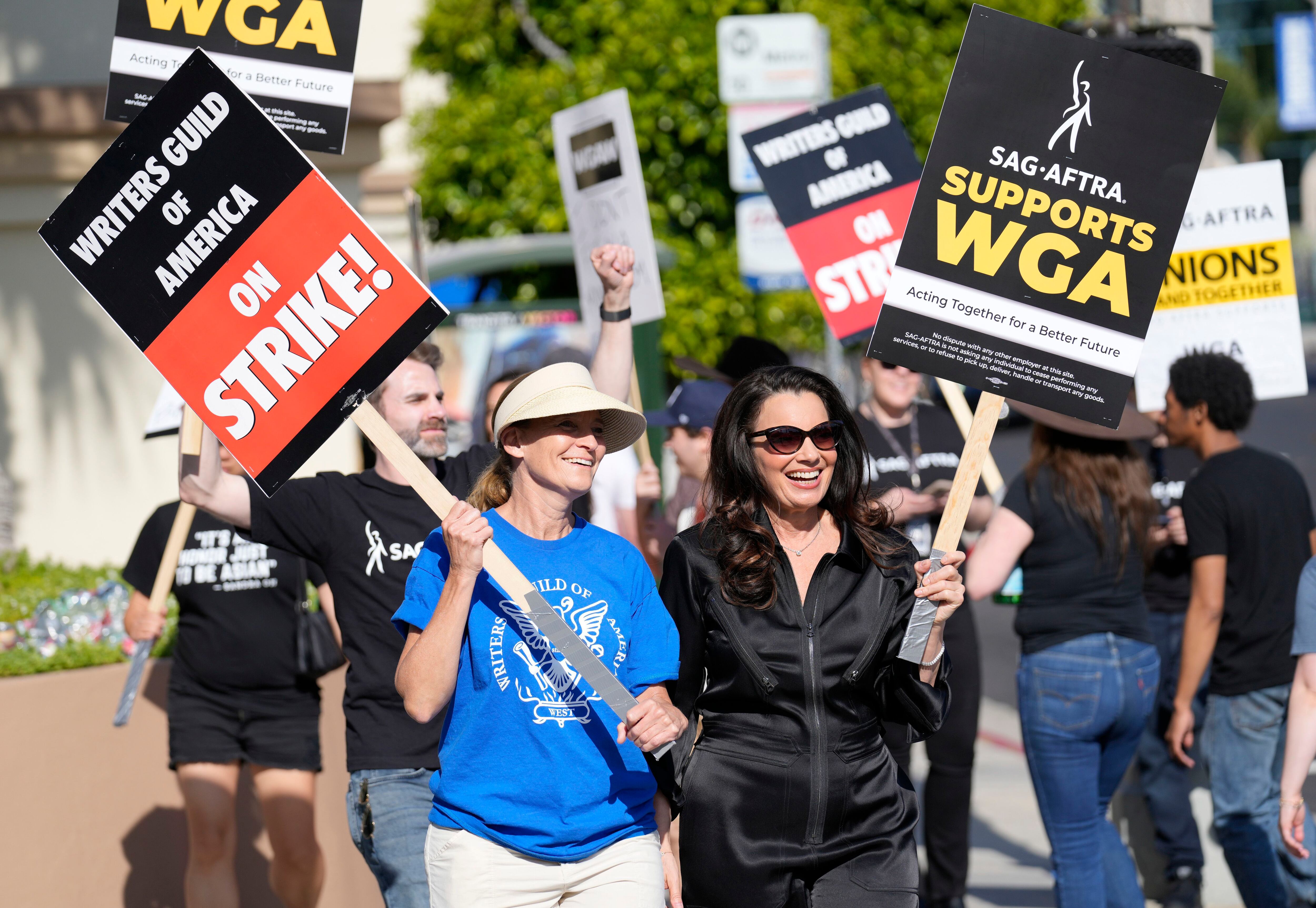 Meredith Stiehm, presidenta del WGA, el sindicato de guionistas, protesta en los estudios de Paramount acompañada de Fran Drescher, presidenta de SAG-AFTRA, el sindicato de actores, el 8 de mayo de 2023.