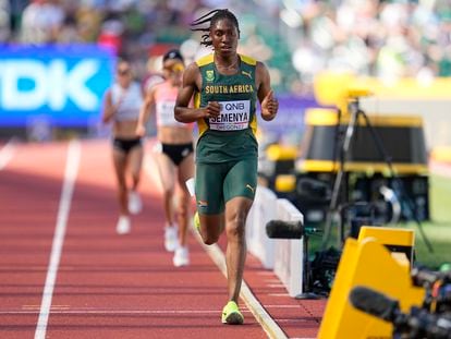 La sudafricana Caster Semenya durante las eliminatorias de 5.000 metros del Mundial de Atletismo de Oregón.