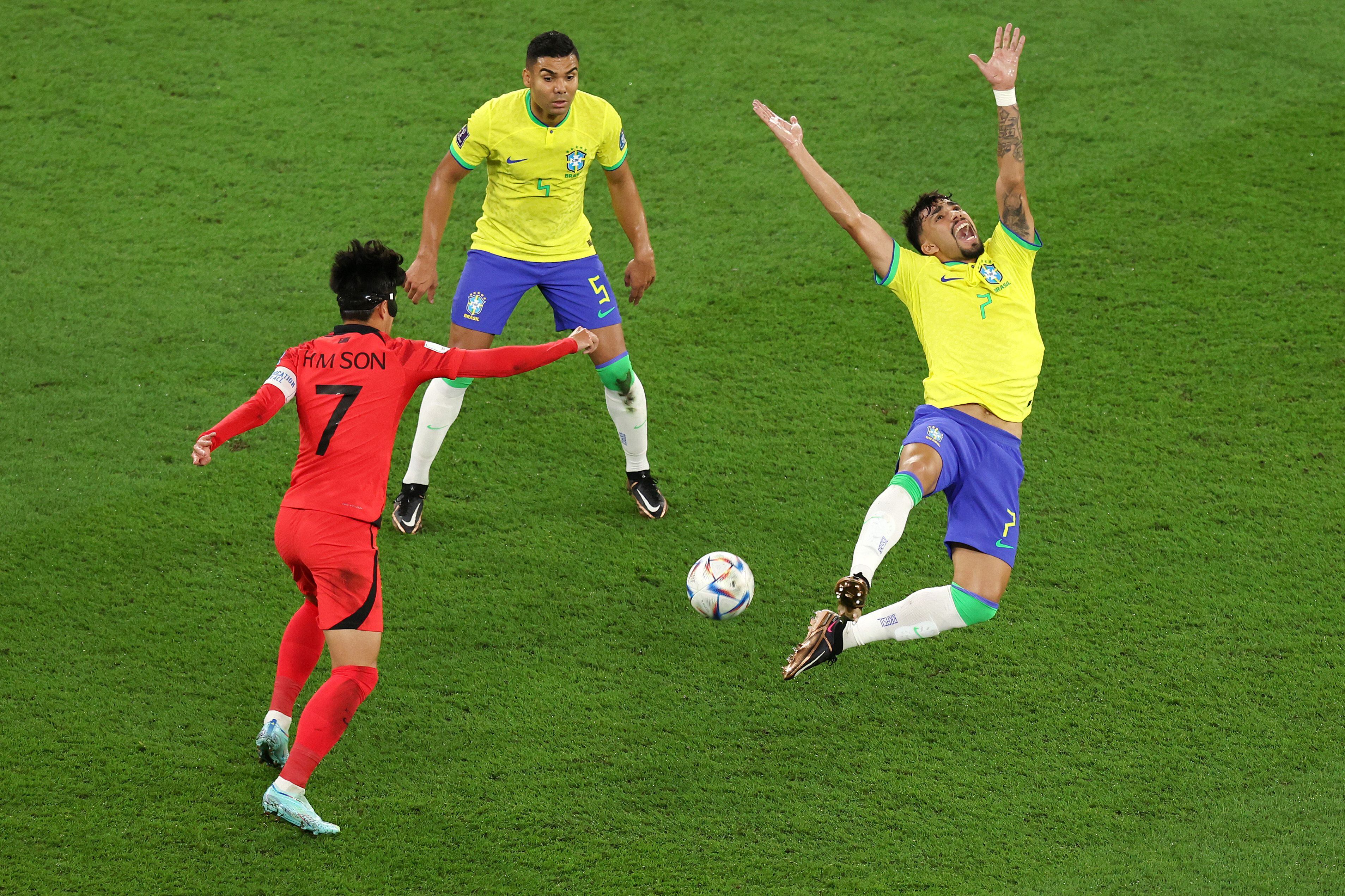 Lucas Paqueta de Brasil y Heungmin Son de Corea del Sur, en un lance del juego en el partido de hoy. 