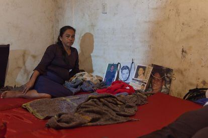 Una de las madres que participan en la caravana mira las fotos de sus hijos antes de irse a dormir. Más de 70.000 emigrantes han desaparecido en su tránsito por el territorio mexicano desde 2006 cuando trataban de llegar a Estados Unidos.