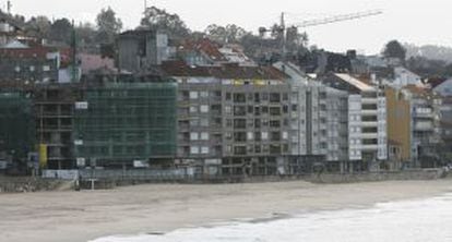 Edificio de Construcuatro en construcci&oacute;n, en el paseo de la playa de Silgar en Sanxenxo (2010).  