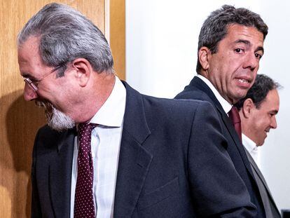 Carlos Mazón, del PP, a la derecha, con Carlos Flores, de Vox, tras la reunión en Les Corts en la que se anunció el pacto el 14de junio.