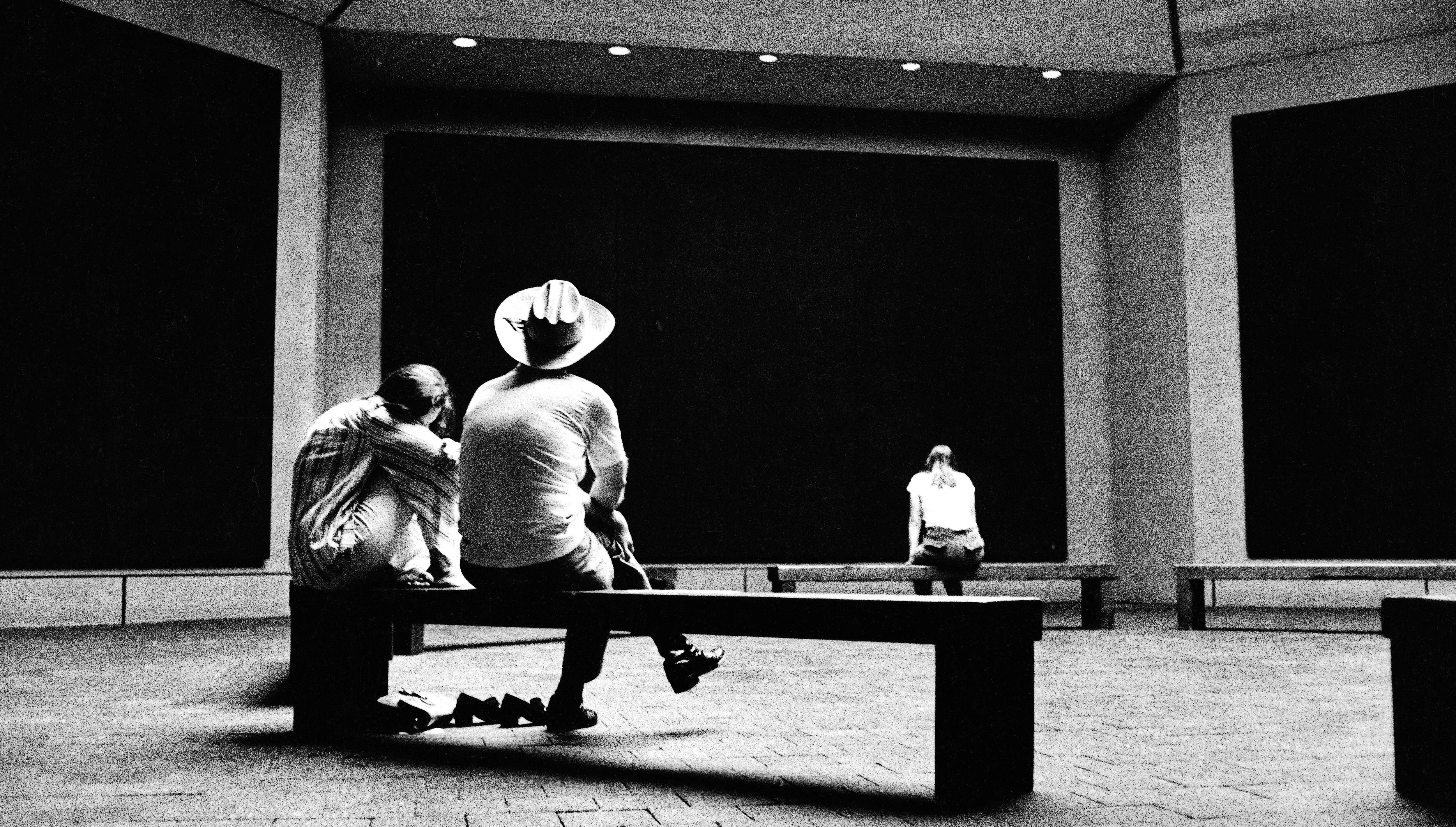 Espectadores en la Capilla Rothko de Houston, que contiene 14 de sus pinturas negras, en una imagen de 1977.