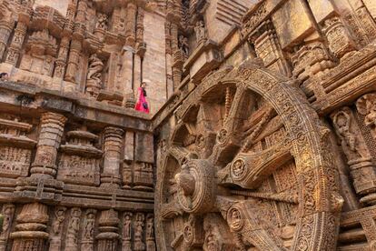 Una mujer india recorre el Templo del Sol, un santuario del siglo XIII ubicado en la localidad de Konark (India).