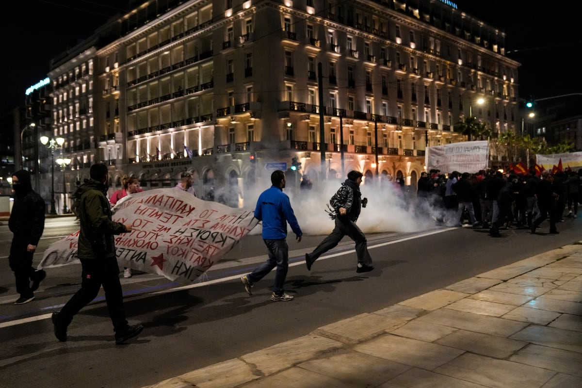 Las protestas por el accidente de tren en Grecia derivan en enfrentamientos con la policia |  Internacional