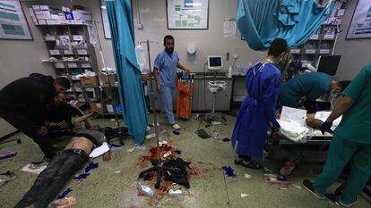 Personal sanitario trabajan este domingo en el hospital de Nasser tras un bombardeo israelí sobre Jan Yunis.