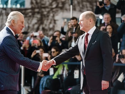 El canciller alemán Olaf Scholz recibe a Carlos III, este jueves.