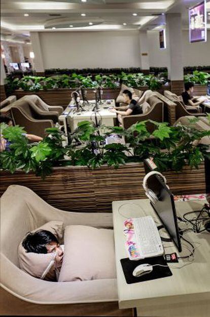 China es el país con más internautas del mundo, 632 millones, de los cuales unos 24 son adictos a la Red. Muchos de estos frecuentan los 113.000 cibercafés del país, donde navegan hasta caer rendidos.
