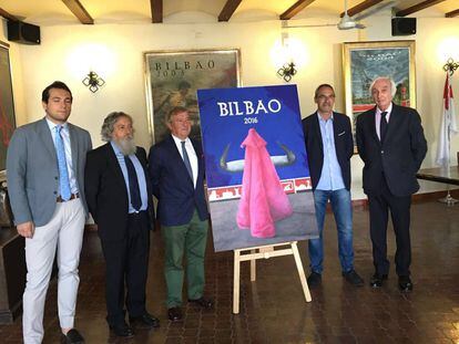 Ondarra, segundo por la derecha, con el cartel y los representantes del coso bilbaíno