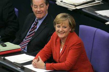 La canciller alemana, Ángela Merkel, junto al ministro de Trabajo, Franz Muentefering, durante el debate de hoy en el Bundestag.