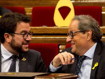 El presidente de la Generalitat, Quim Torra, habla con el vicepresidente del Govern Pere Aragonés.
