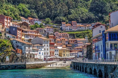 Tradición marinera y un precioso puerto pesquero en el Occidente asturiano. Cudillero, o Villa Pixueta, como se le conoce, combina una arquitectura popular muy adaptada al paisaje, con el colorido caserío formando una especie de anfiteatro frente al mar, con un lujoso palacio del siglo XIX como es la Quinta de Selgas, con amplios jardines y cuadros de Goya.