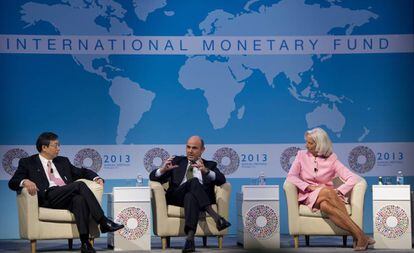 Luis de Guindos, exministro de Economía, habla con Yi Gang, entonces subgobernador del Banco Popular de China, y con Christine Lagarde, directora del FMI, en octubre de 2013.